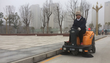 C120駕駛式掃地車服務于公園